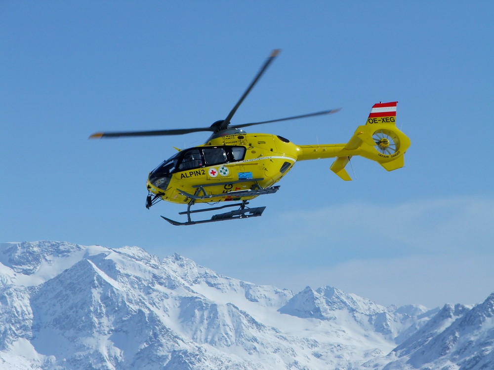 Rettungshelikopter beim Abflug in Sölden Österreich