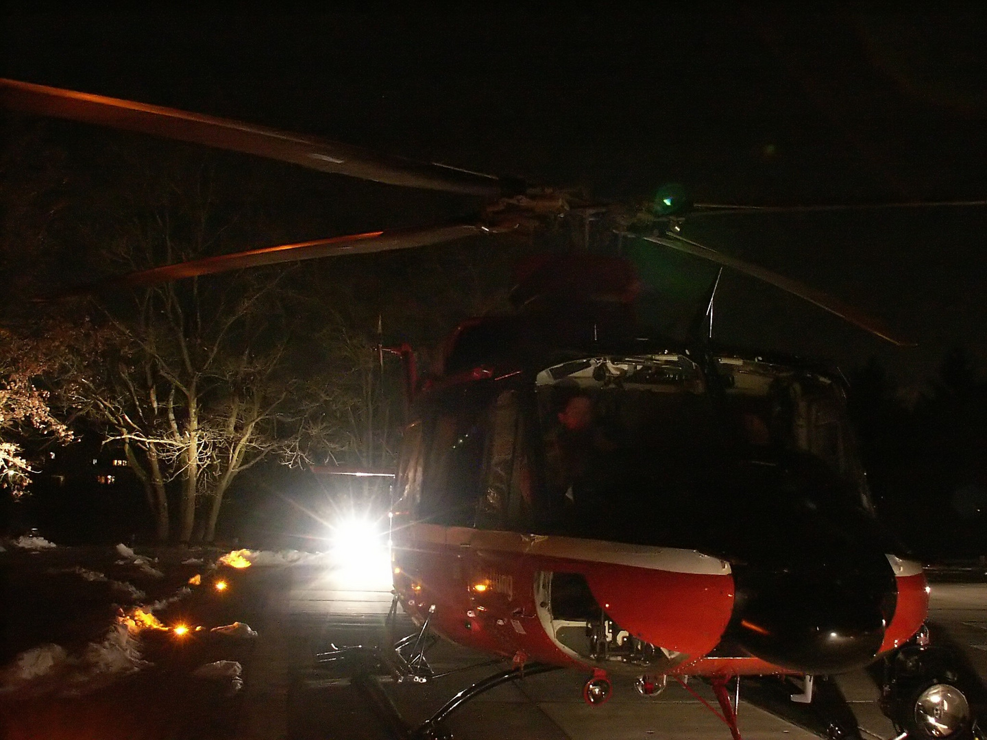 Rettungshubschrauber bei Nacht