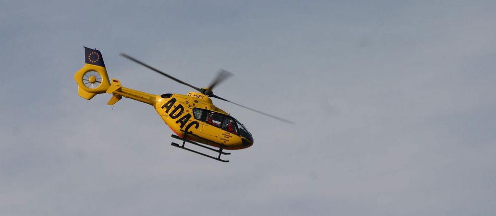 Rettungshubschrauber Christoph 70 auf dem Flug zum Einsatz