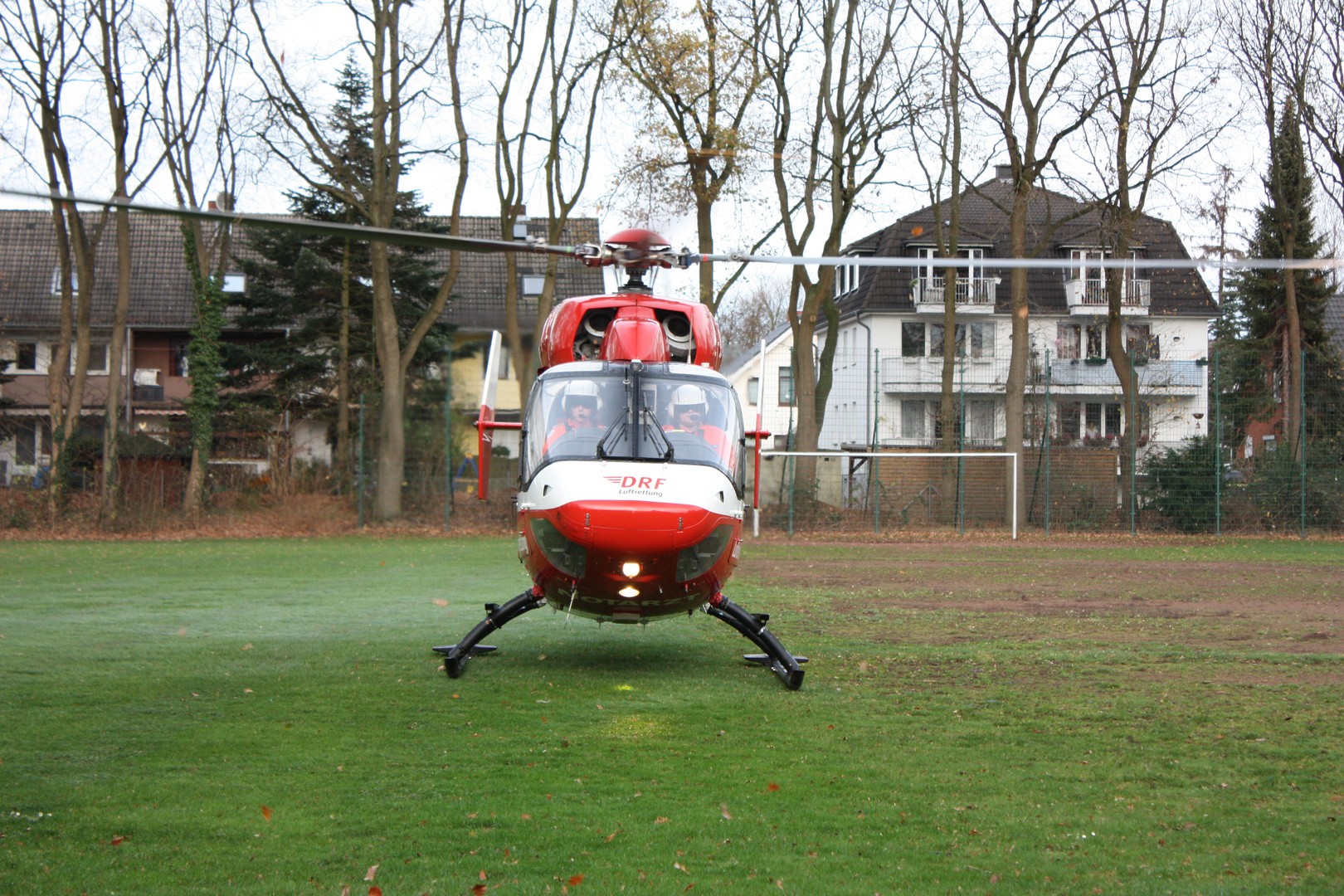 Rettungshubschrauber "Christoph Weser" landet für Primäreinsatz im Sportstadion Bremen-Vegesack