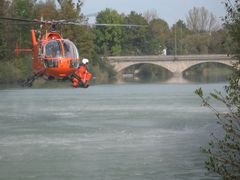 Rettungshubschrauber sucht Person im Wasser