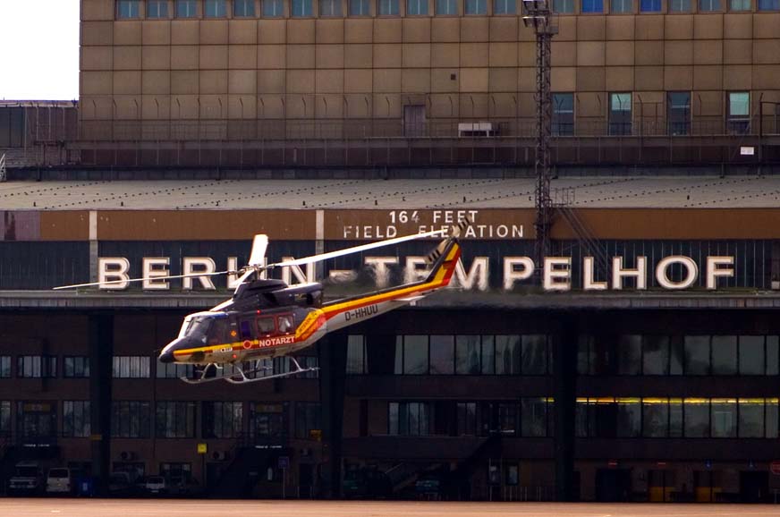 Rettungshubschrauber vor Tempelhof