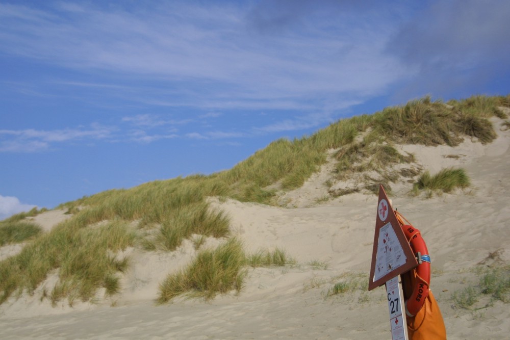 Rettungsring vor Düne