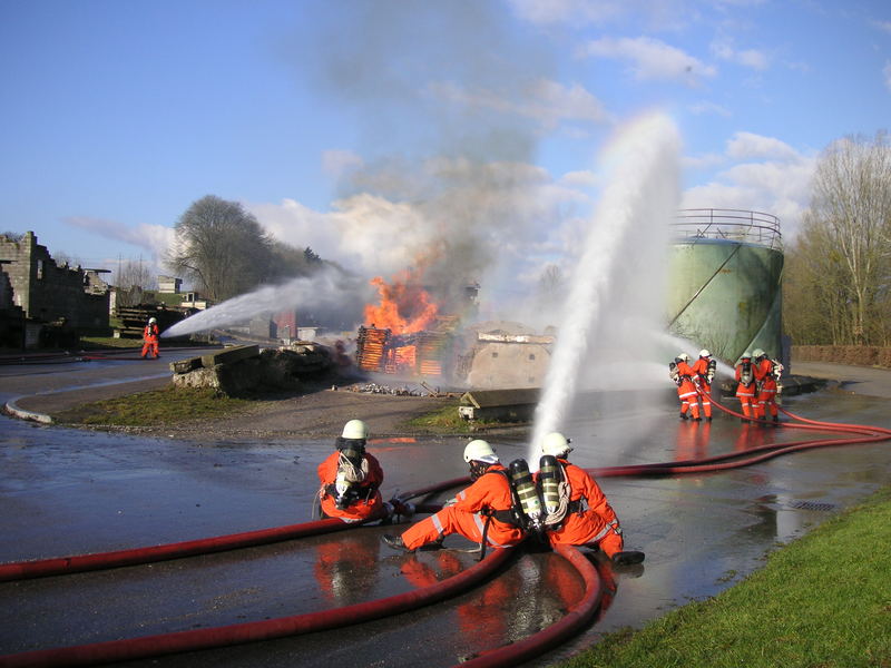 Rettungssoldaten bei Wasserplausch