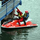 Rettungstaucher machen sich Einsatzbereit