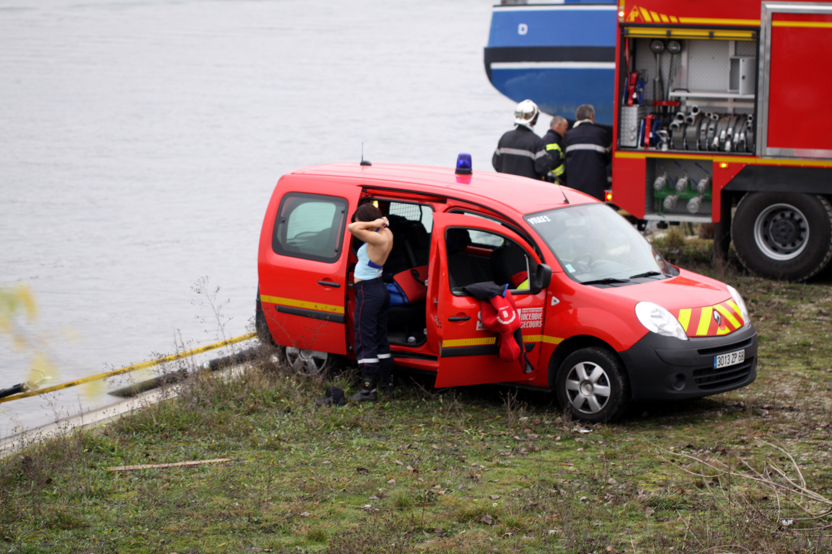 Rettungstaucherin der Feuerwehr macht sich Einsatzbereit.