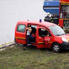 Rettungstaucherin der Feuerwehr macht sich Einsatzbereit.