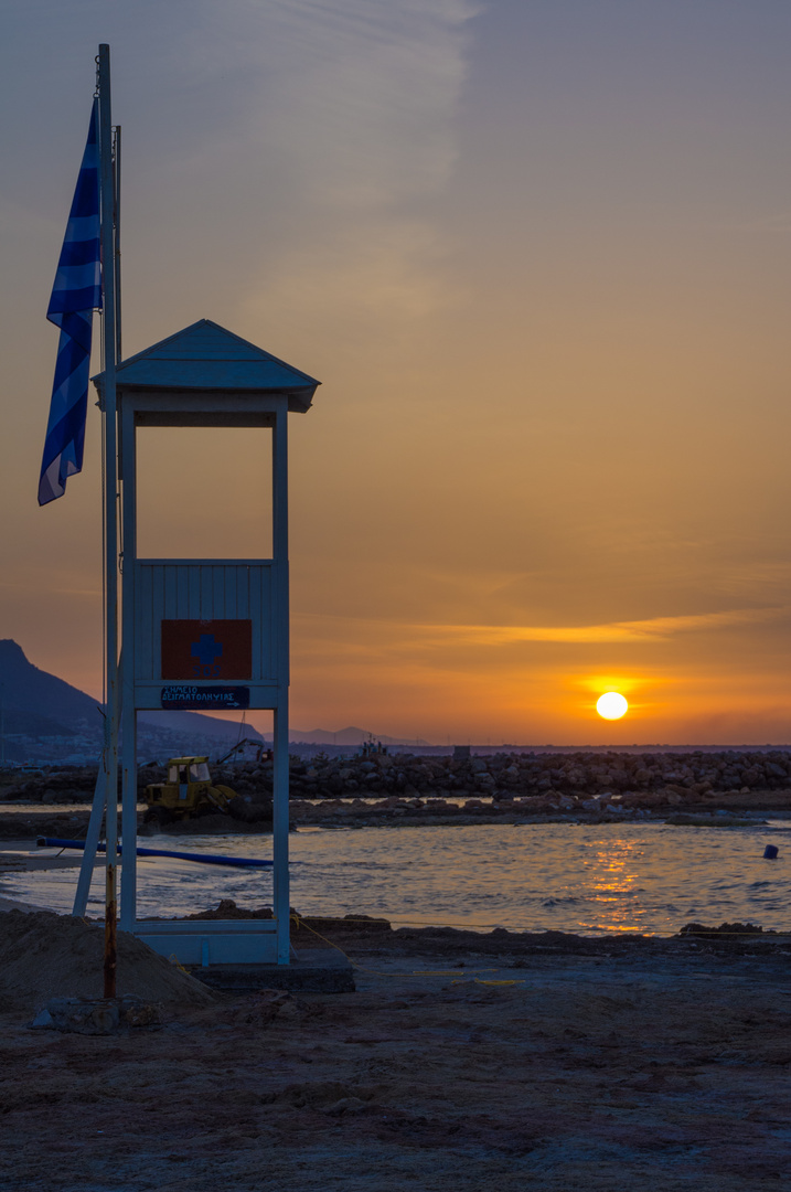 Rettungsturm im Sonnenuntergang