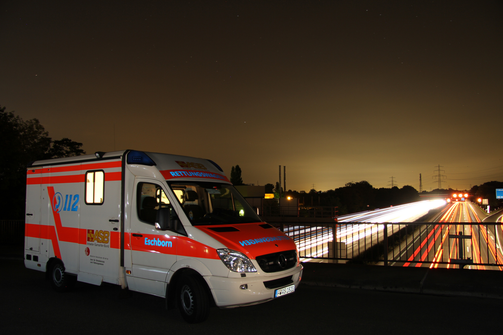 Rettungswagen bei Nacht