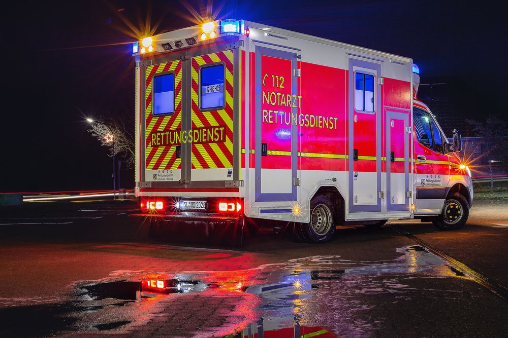 Rettungswagen im Einsatz Foto & Bild deutschland, europe, schleswig