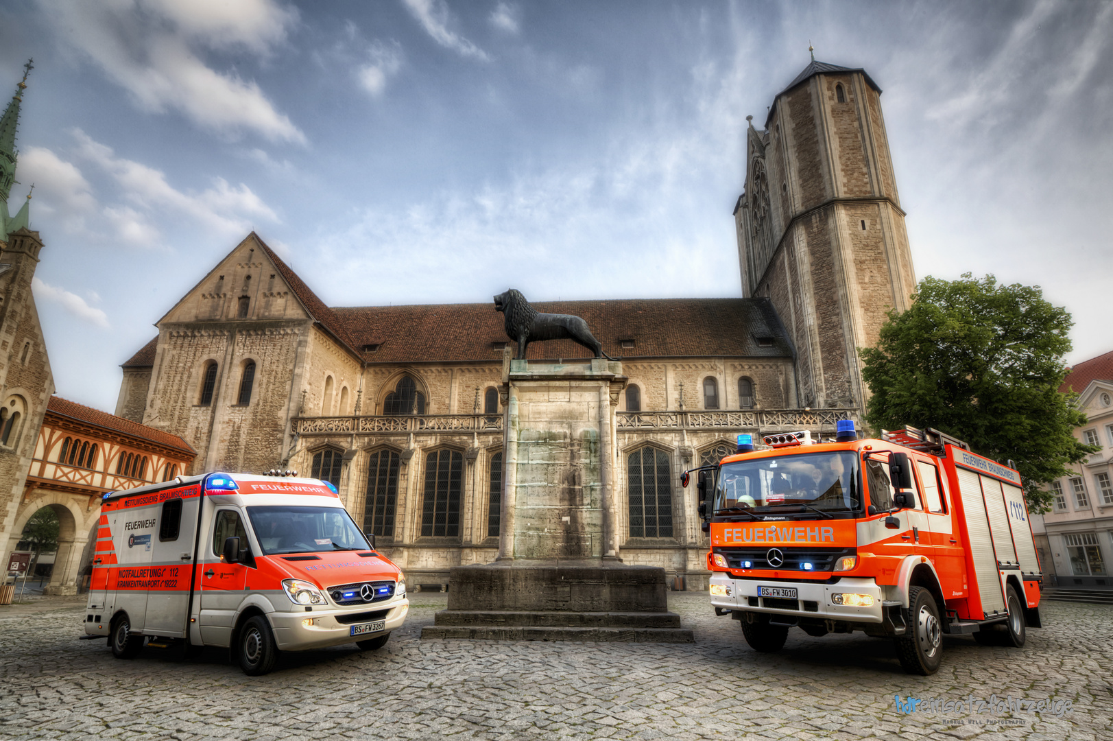 Rettungswagen und Hilfeleistungslöschgruppenfahrzeug