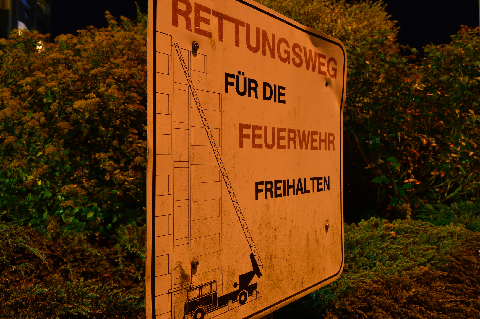 Rettungsweg bitte freihalten!