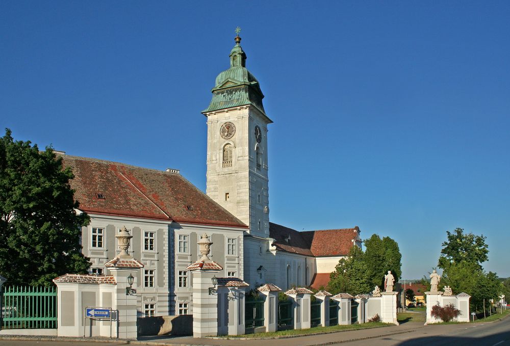 Retz: Stadtpfarrkirche und Volksschule