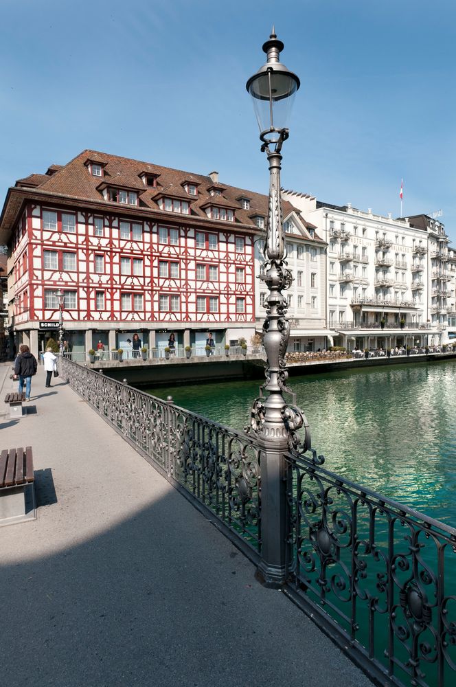 Reussbrücke in Luzern mit dem schönen Rigelbau im Hintergrund.