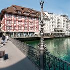 Reussbrücke in Luzern mit dem schönen Rigelbau im Hintergrund.