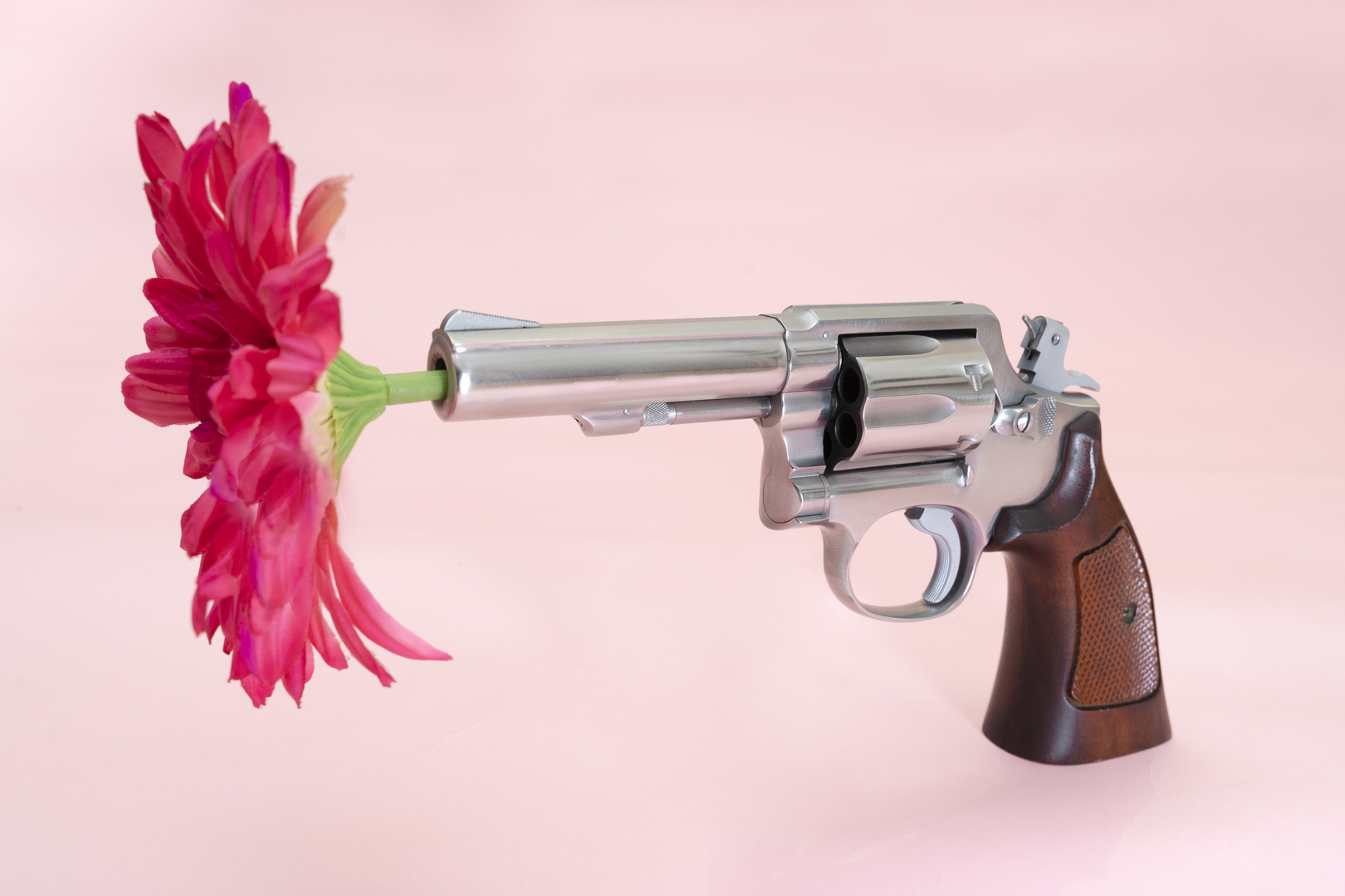 Revolver mit Blume