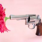 Revolver mit Blume