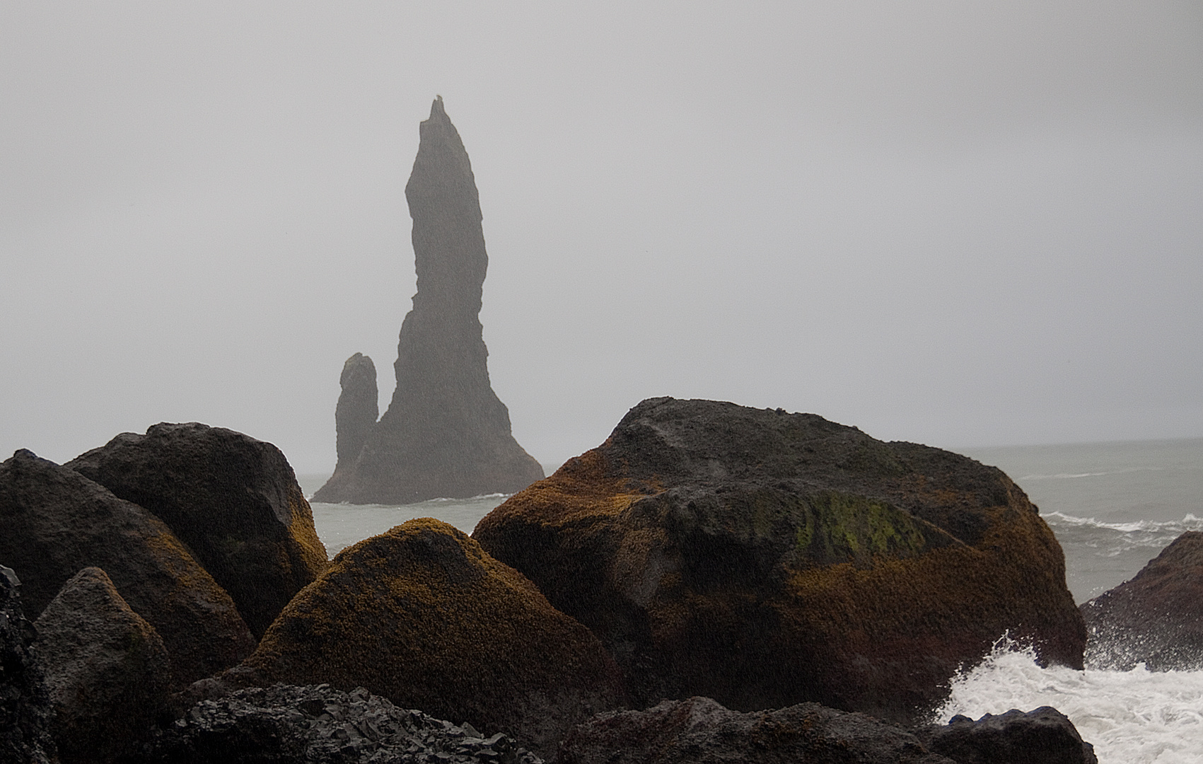 Reynisdrangar, die schwarzen Felsnadeln vor Vík III