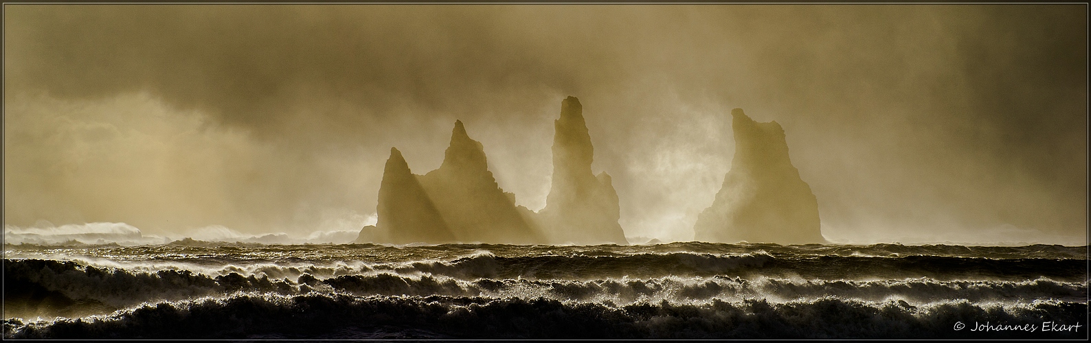 Reynisdrangar, Skessudrangur, Landdrangur und Langsamur