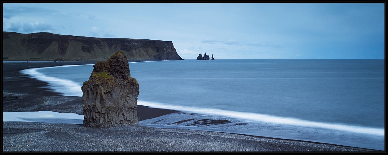 Reynisfjall und Reynisdrangar gesehen von Dyrhólaey - Island