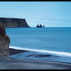 Reynisfjall und Reynisdrangar gesehen von Dyrhólaey - Island