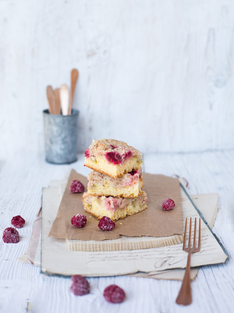 Rhabarber-Himbeer-Streuselkuchen