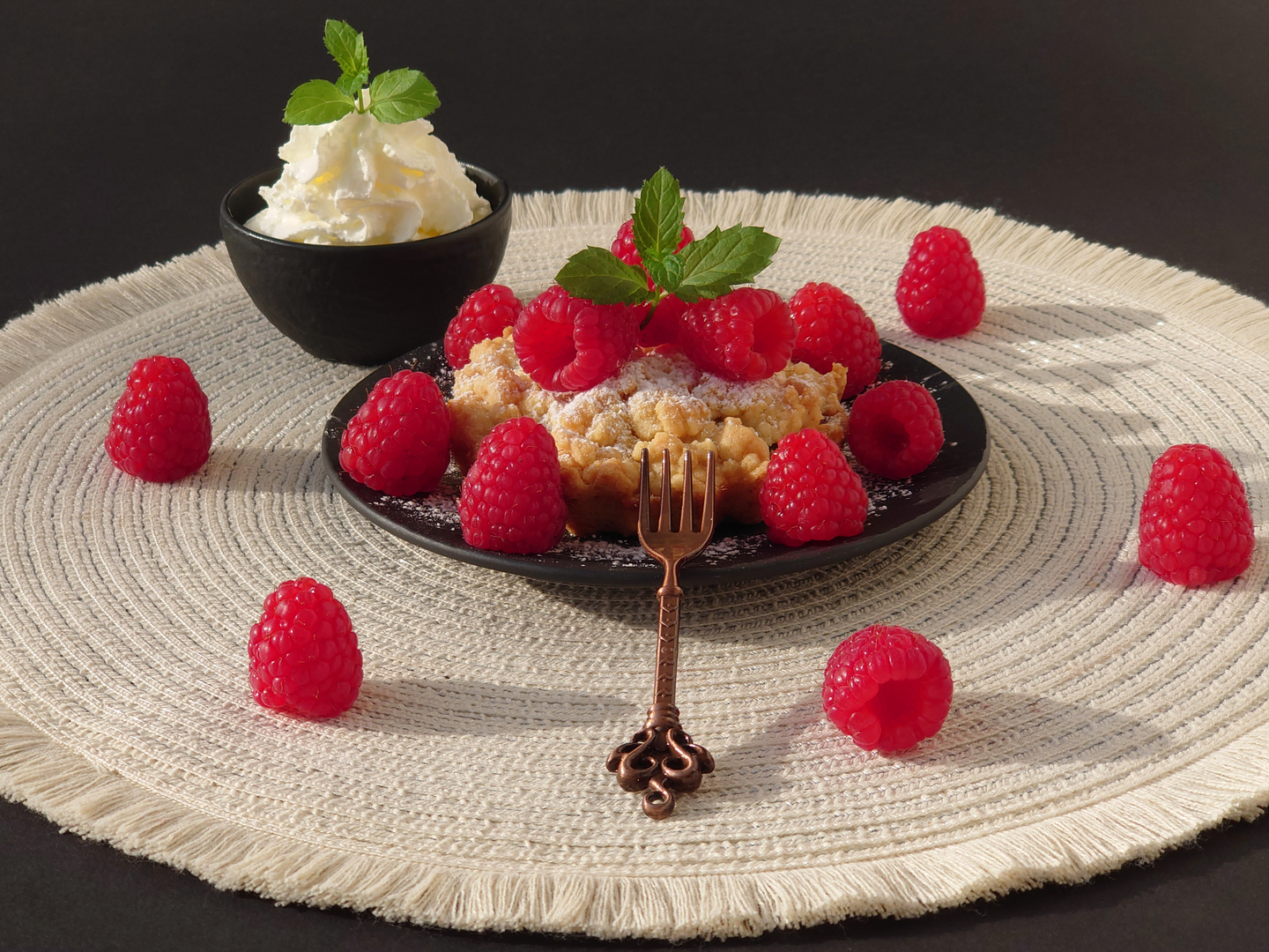 Rhabarberstreusel mit frischen Himbeeren und Sahne