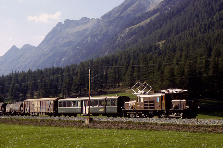 Rhätische Bahn: Güterzug mit Personenbeförderung