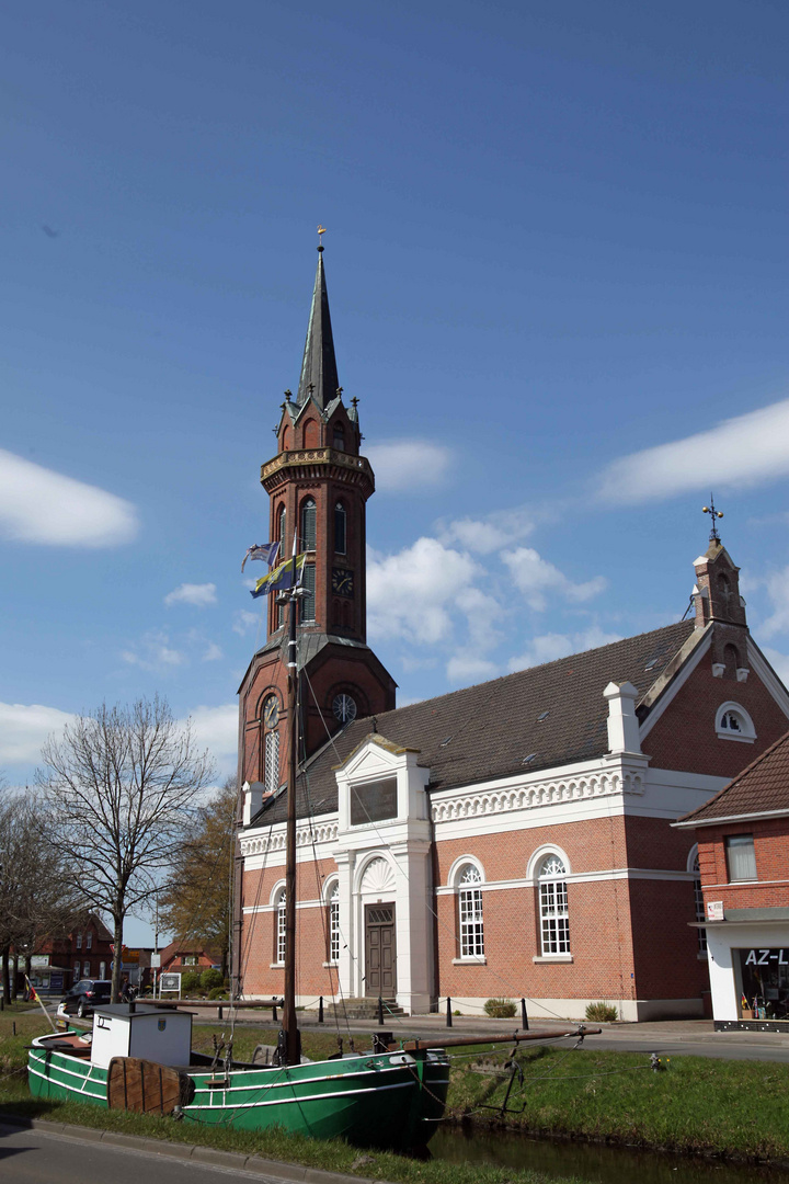 Rhauderfehner Kirche mit ein schöner Tjalk