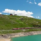 RhB am Berninapass mit Lago Bianco