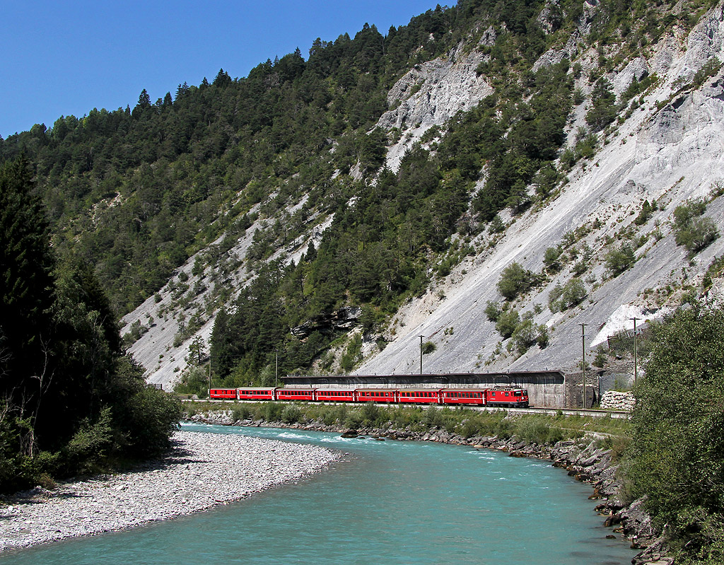 RhB in der Rheinschlucht