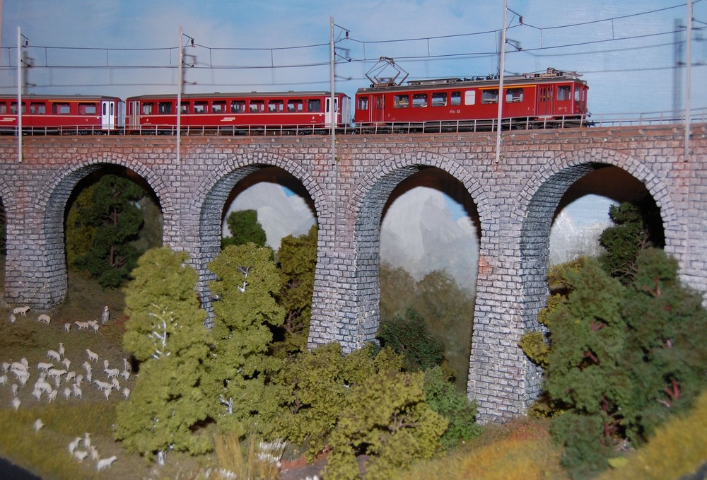 RhB-Zug auf den Val Bugnei Viadukt der FO