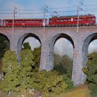 RhB-Zug auf den Val Bugnei Viadukt der FO