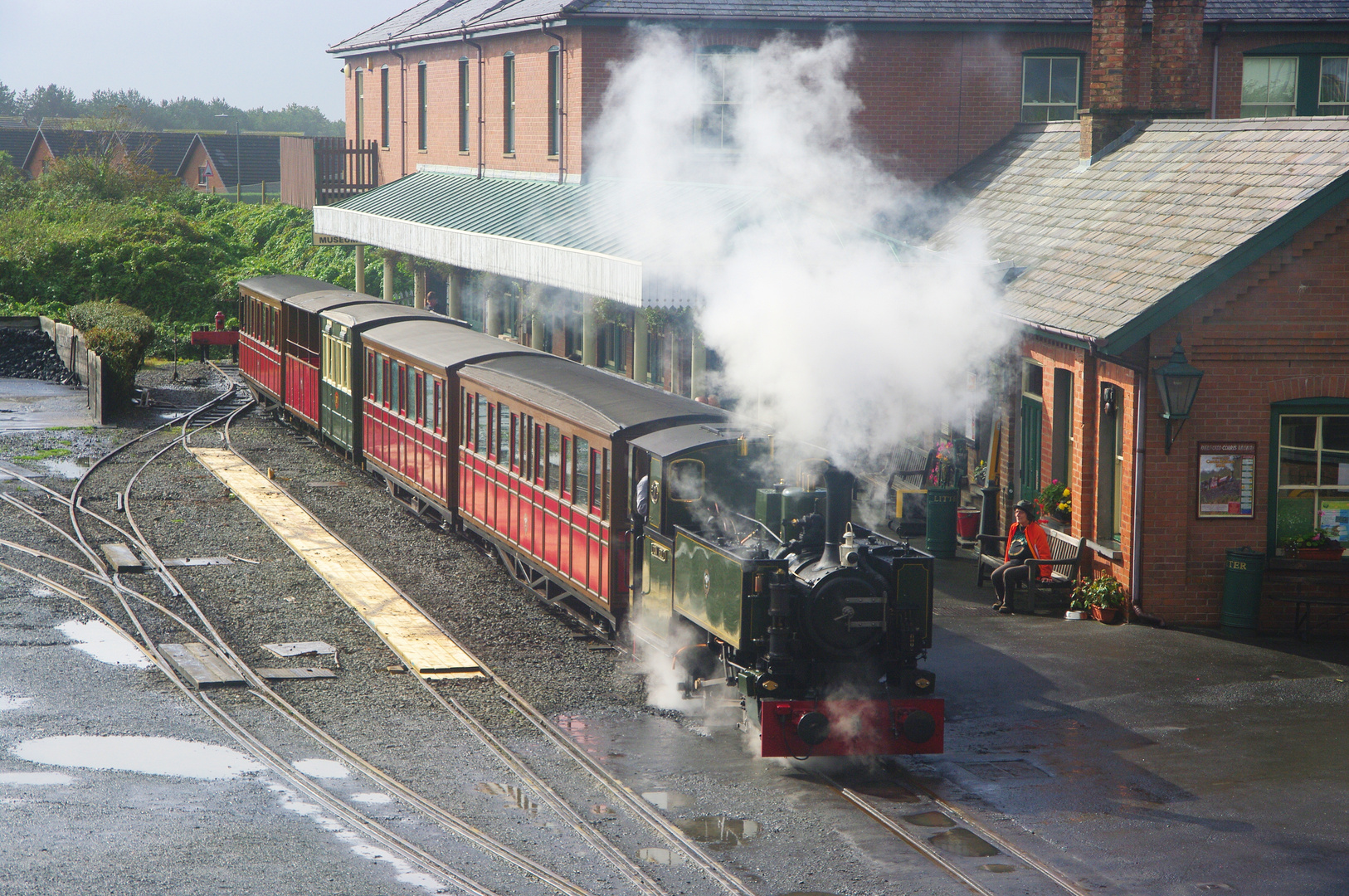 Rheilffordd Talyllyn Railway bei der Ausfahrt im Bahnhof Tywyn in Wales