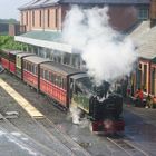 Rheilffordd Talyllyn Railway bei der Ausfahrt im Bahnhof Tywyn in Wales