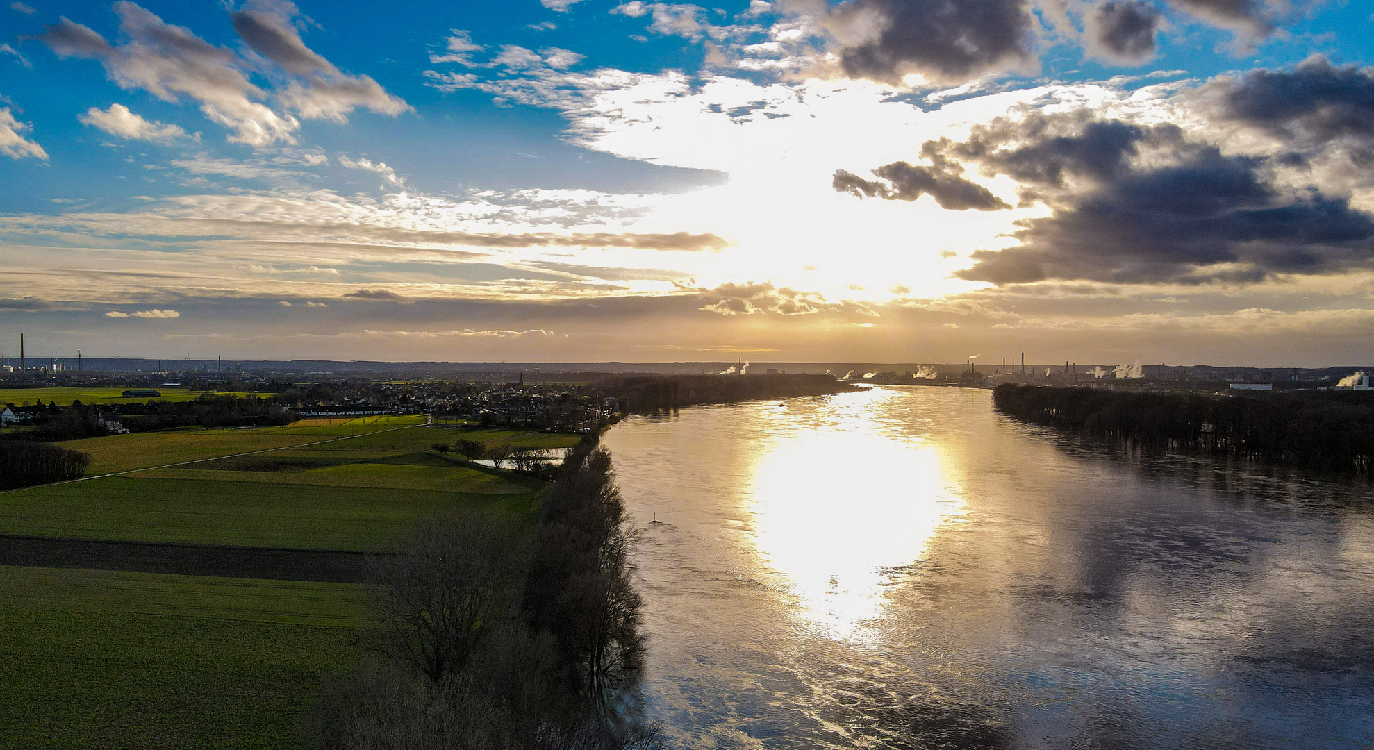 Rhein bei Hochwasser südlich von Köln Porz