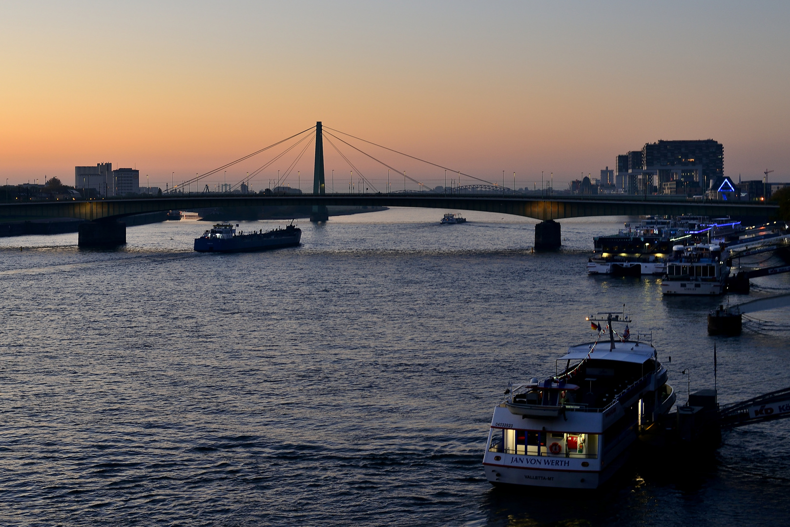 Rhein bei Köln am Morgen