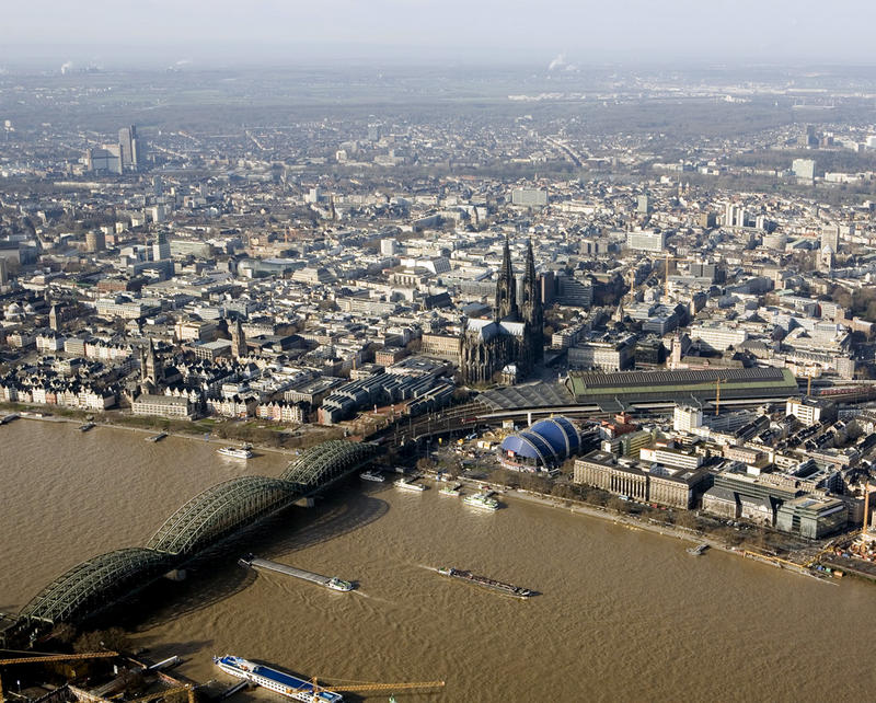 Rhein bei Köln. Diesmal Schlamm braun