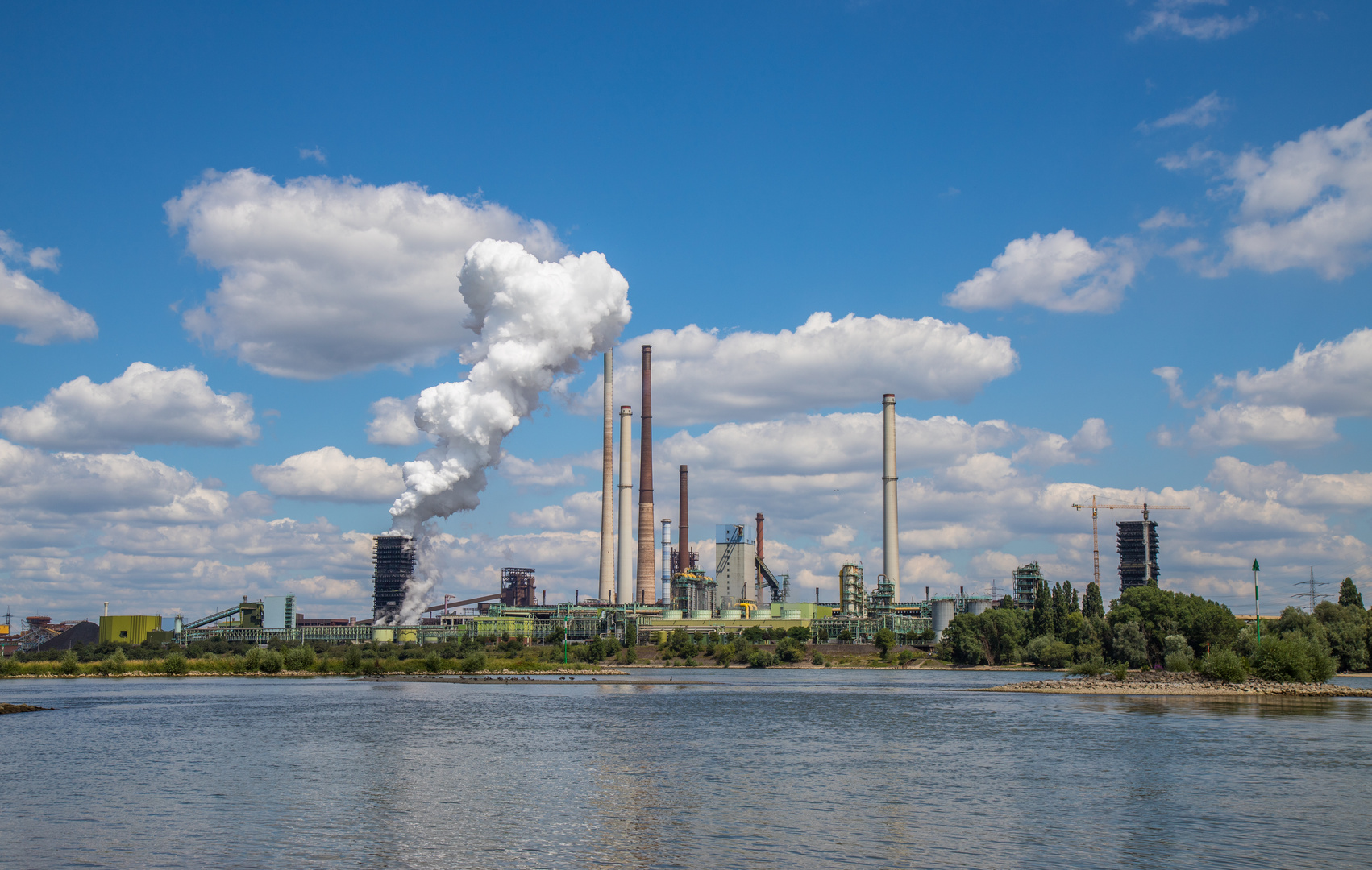 Rhein bleibt Lebensader der Industrie