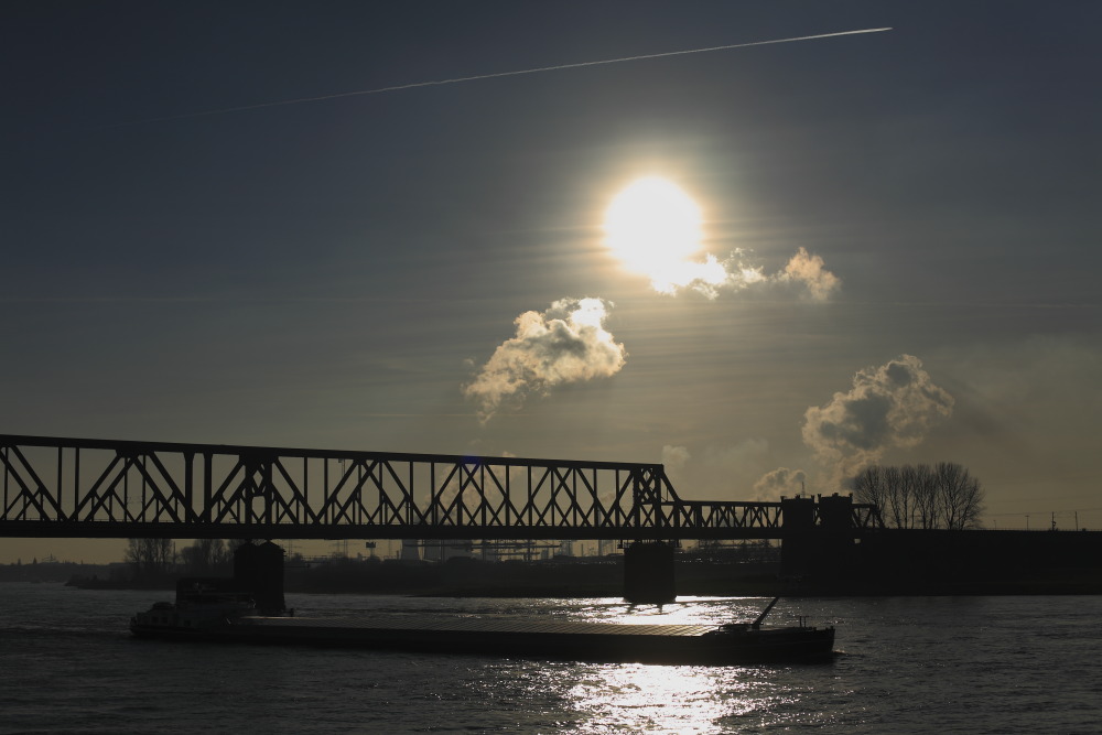 Rhein, Brücke, Schiff und Sonnenschein, das ist Duisburg