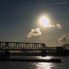 Rhein, Brücke, Schiff und Sonnenschein, das ist Duisburg