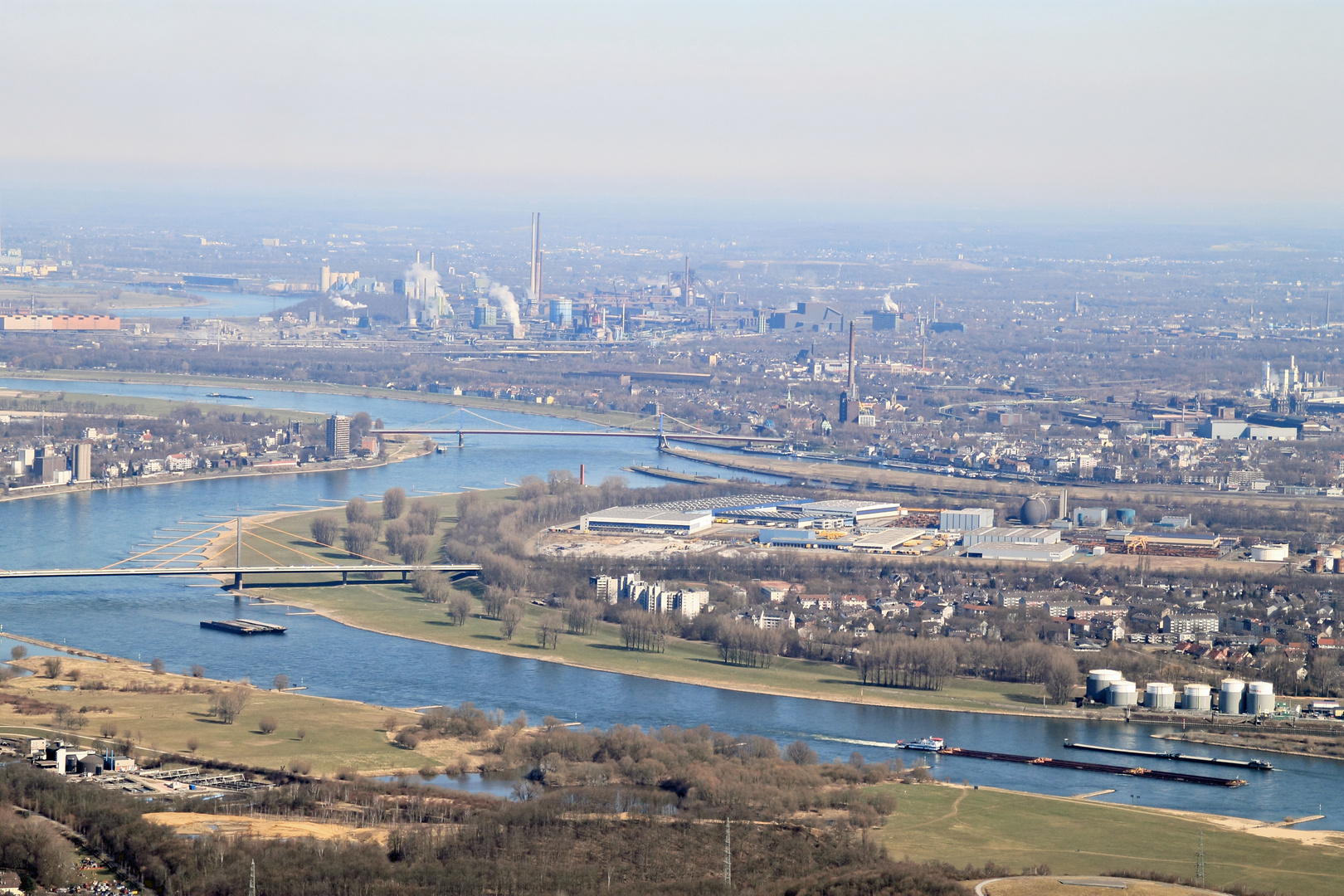 Rhein, Duisburg und Krupp aus der Luft gesehen
