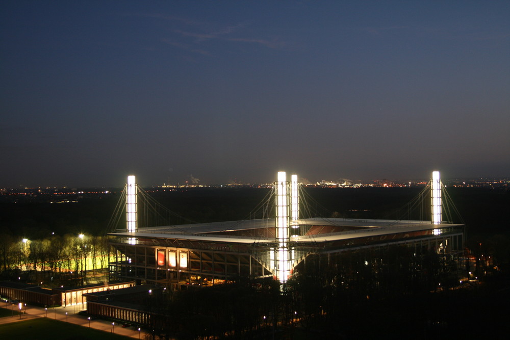 Rhein Energie Stadion bei Nacht
