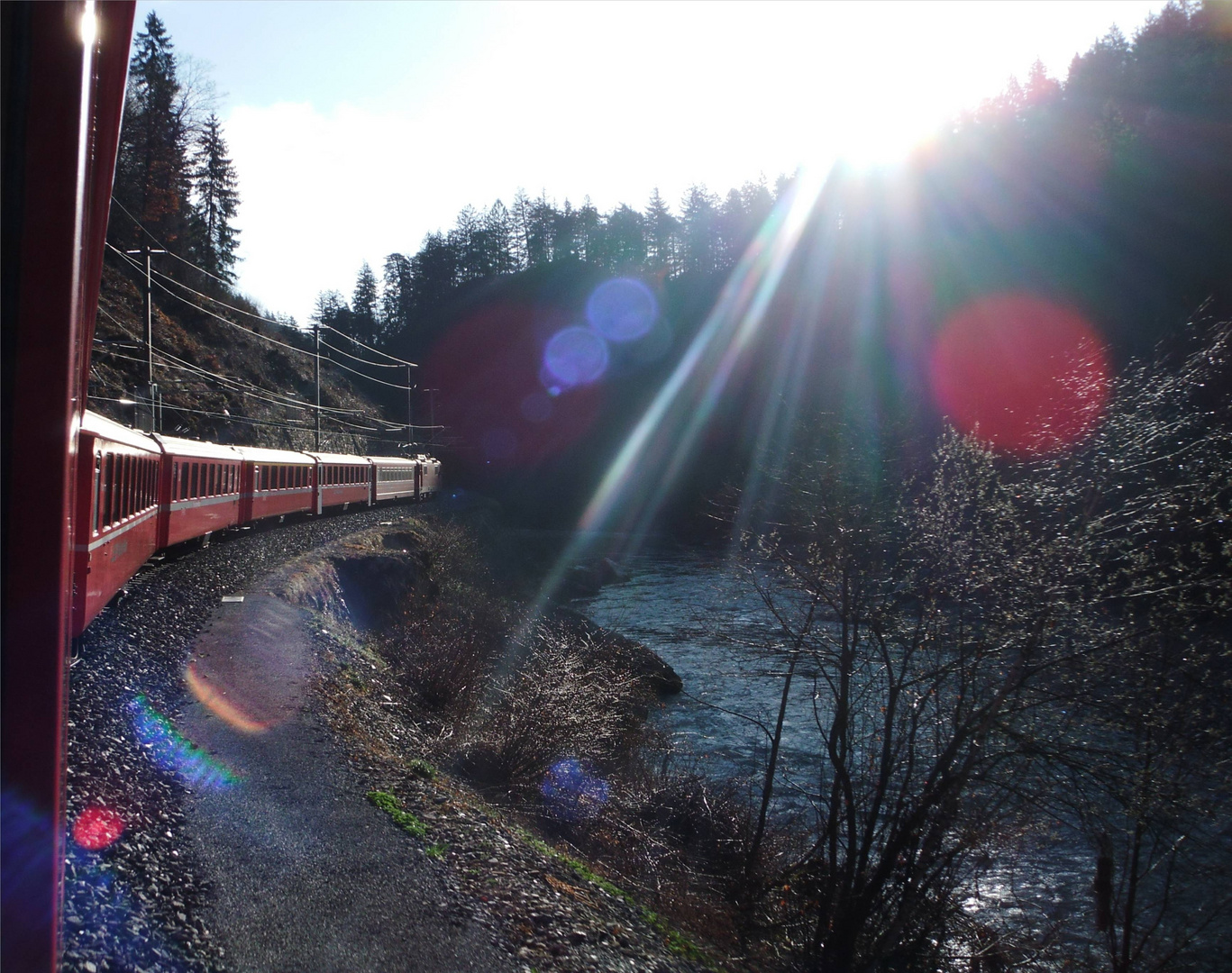 Rhein entlang mit der Rhätischen Bahn