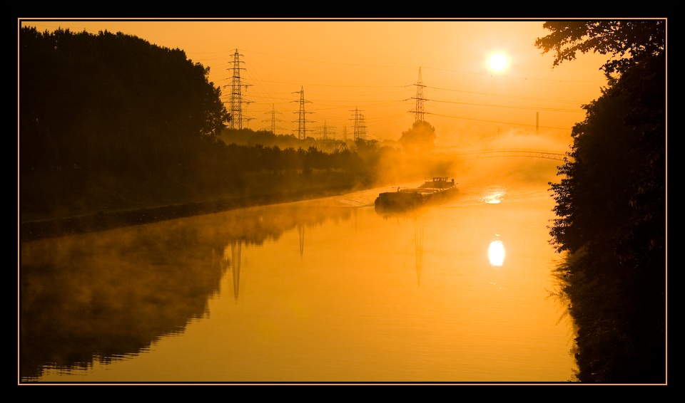 Rhein-Herne Kanal an der Osterfelder-Straßen-Brücke 2007-09-14 07:39:53