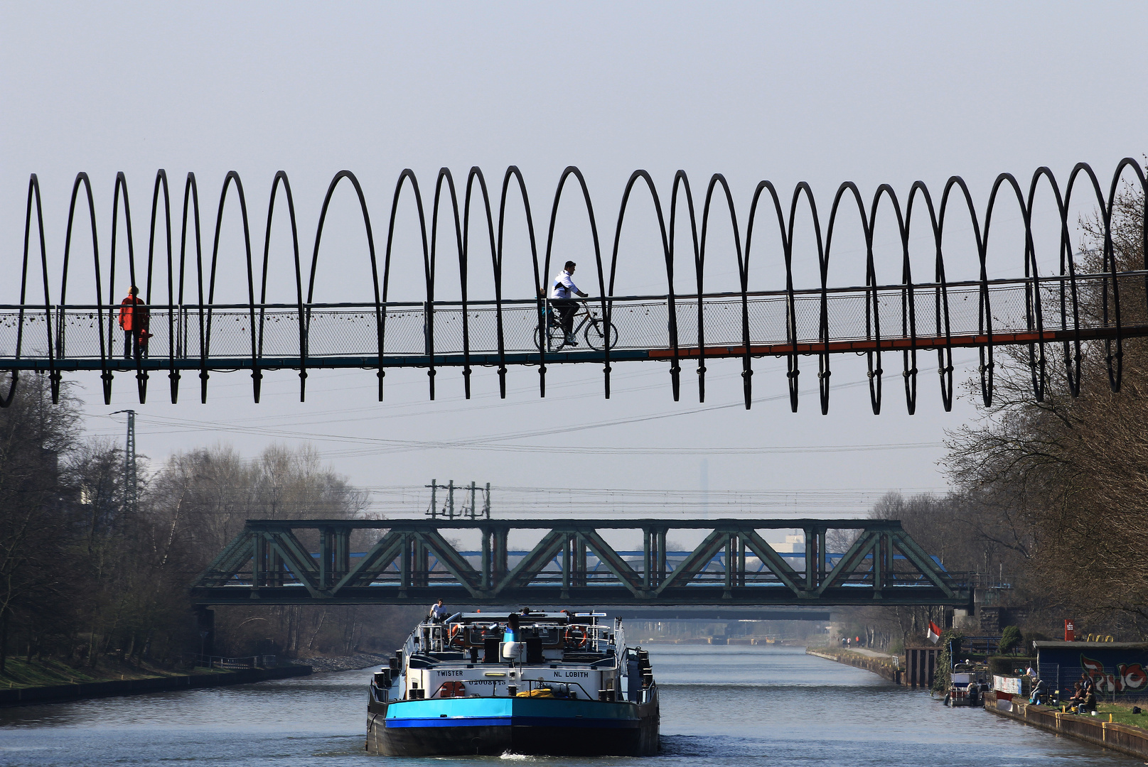 Rhein-Herne-Kanal mit Brückenkunst „Slinky Springs to Fame“