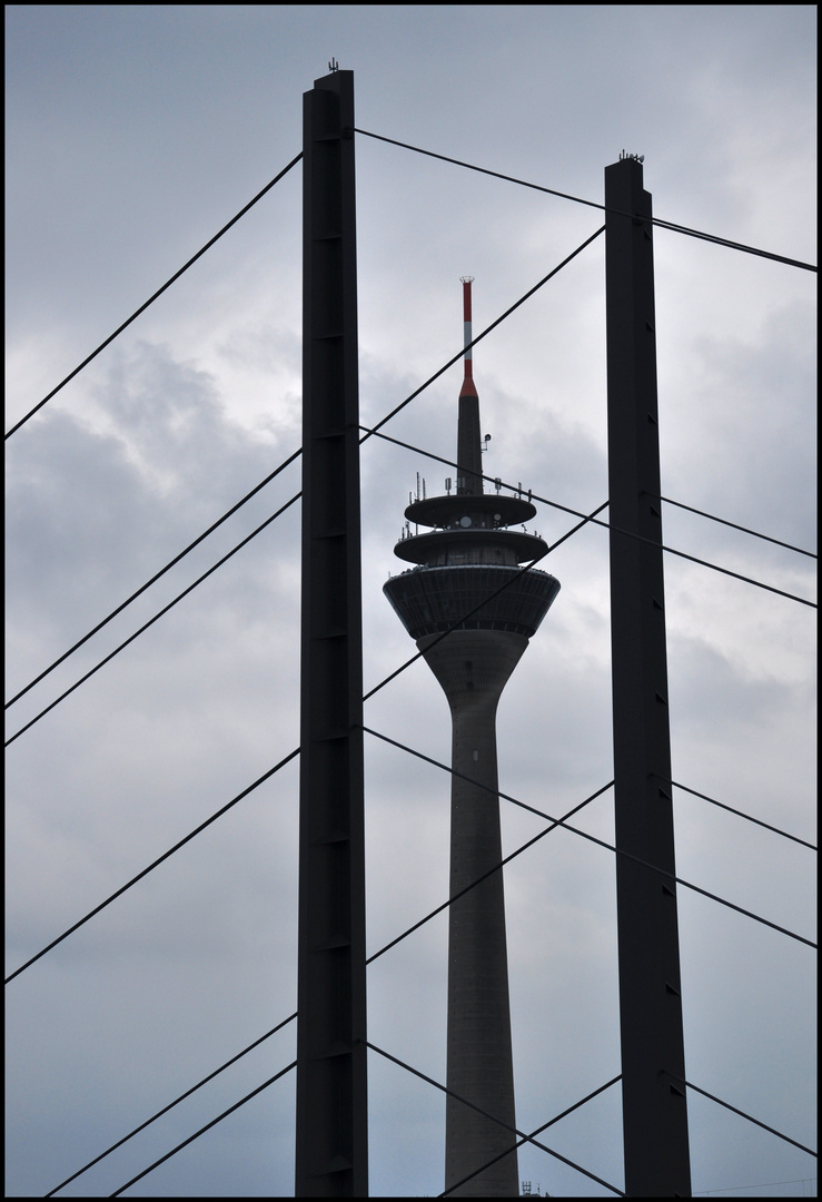 Rhein-Kniebrücke mit Rheinturm