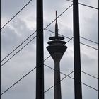 Rhein-Kniebrücke mit Rheinturm