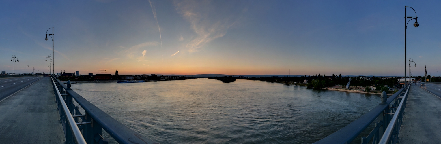 Rhein, kurz nach Sonnenuntergang