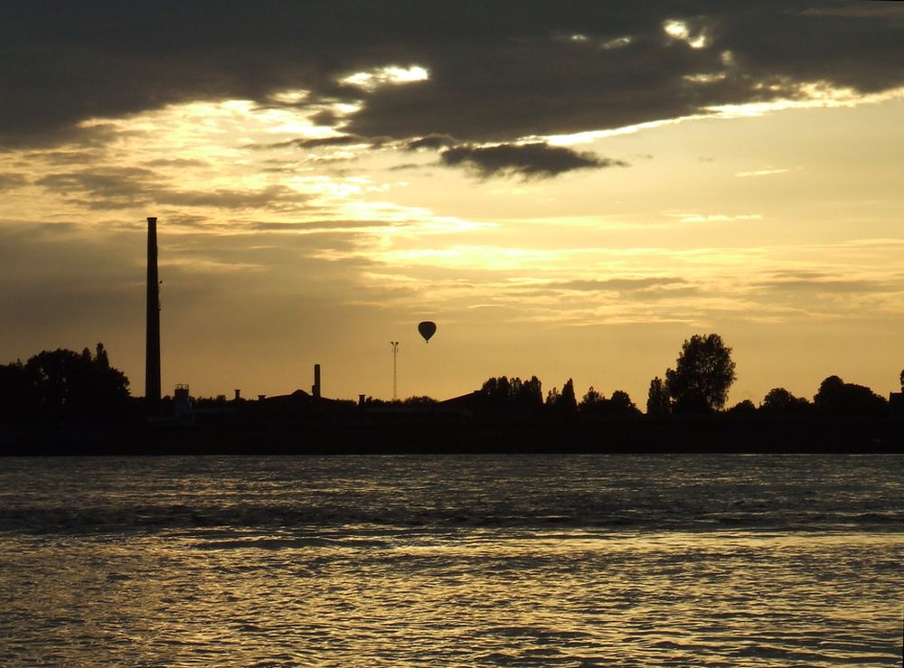 Rhein mit Ballon